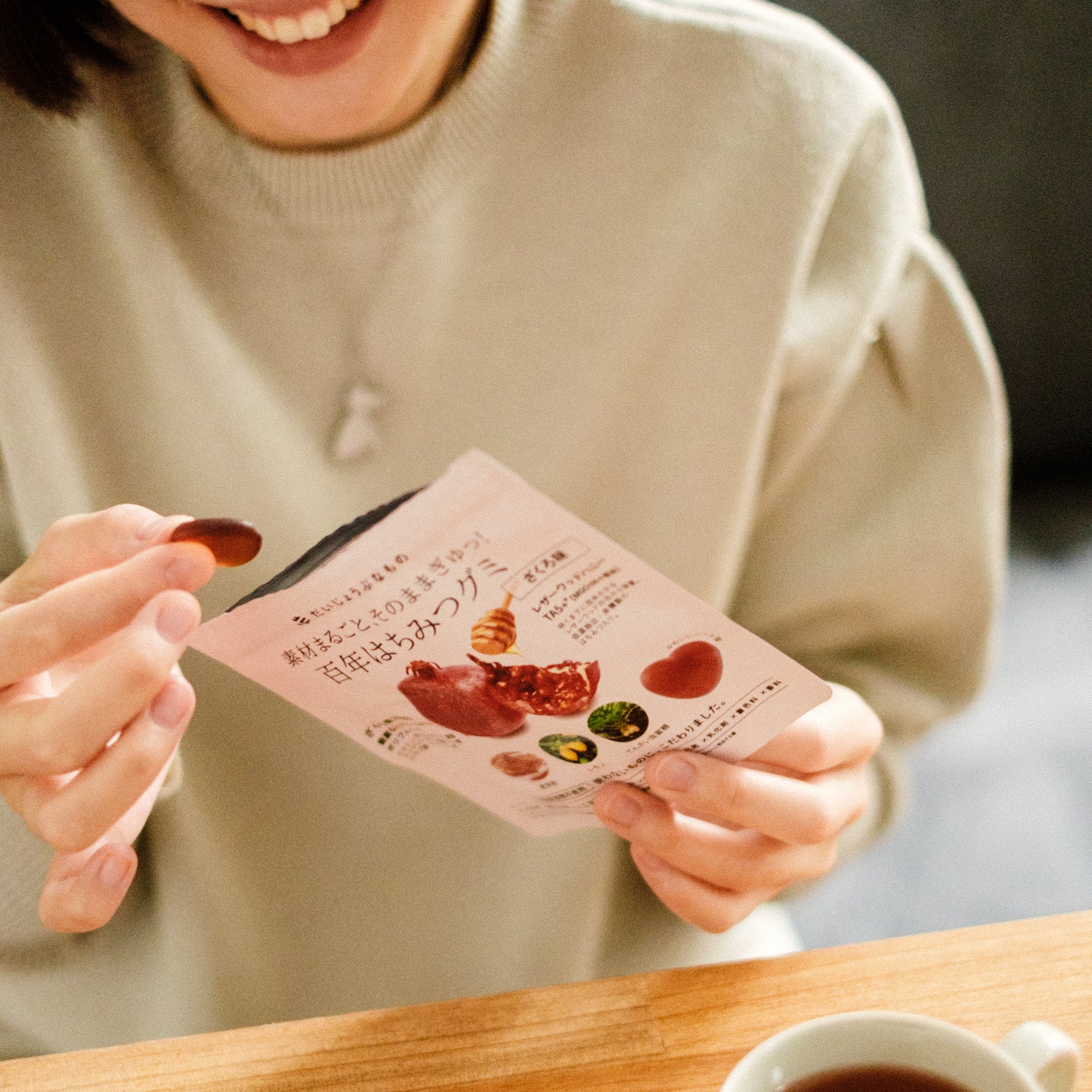 たかくら新産業 百年はちみつグミ ざくろ味 49g（14粒）| 無添加や自然